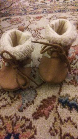 0-6month slightly used boots asking 1$ pick up in downey