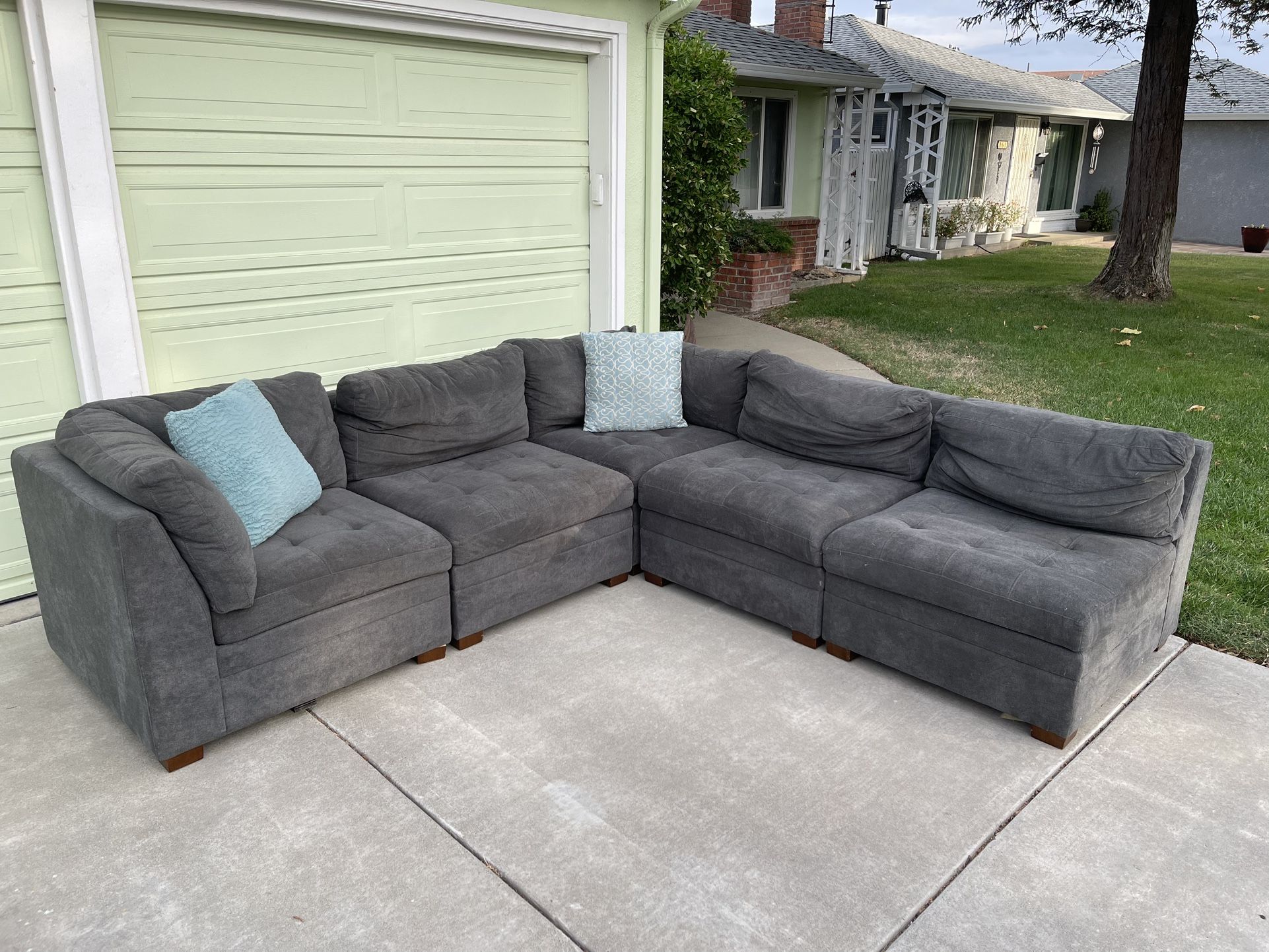 FREE DELIVERY- Modular Grey Sectional W/ Free Ottoman