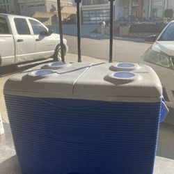 Rubbermaid 45 Quart wheeled cooler - rolling ice chest! Roll it out to the Beach, Field for Sports or Out to the Patio! 