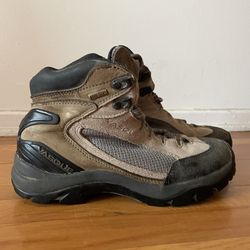 VASQUE HIKING BOOTS 