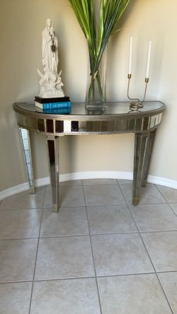 Z Galerie Mirror Entry table/sofa table in very good conditions