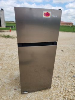 Brand New Vissani 4.5 cu. ft. Mini Refrigerator in Stainless Look with Glass Shelves, Top Freezer