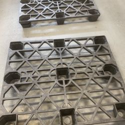 2 Plastic Pallet