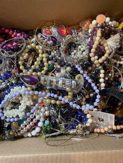 Huge Craft Lot – 19 Pounds of Mixed Fashion Items & Jewelry / Findings