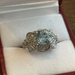 Gorgeous 18kt Gold Ring Aquamarine Surrounded By Diamonds