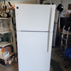 GE Refrigerator 64x28x28 