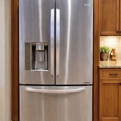 LG Stainless Steel French Door Refrigerator w/ Ice & Water Dispen...