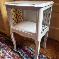 Sweet Little End Table / Night Stand