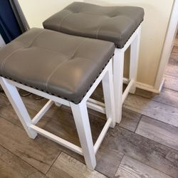 2 LEATHER BAR STOOL