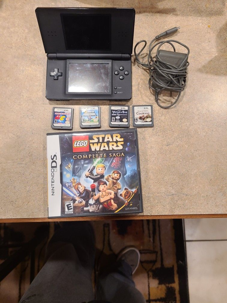 Nibtendo Ds Lite bubdle With Ganes