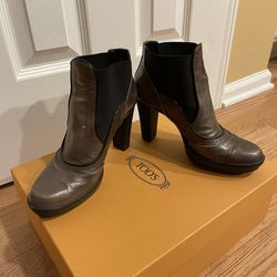 Tod’s Aspen Boots in Grey Patent Leather,  37