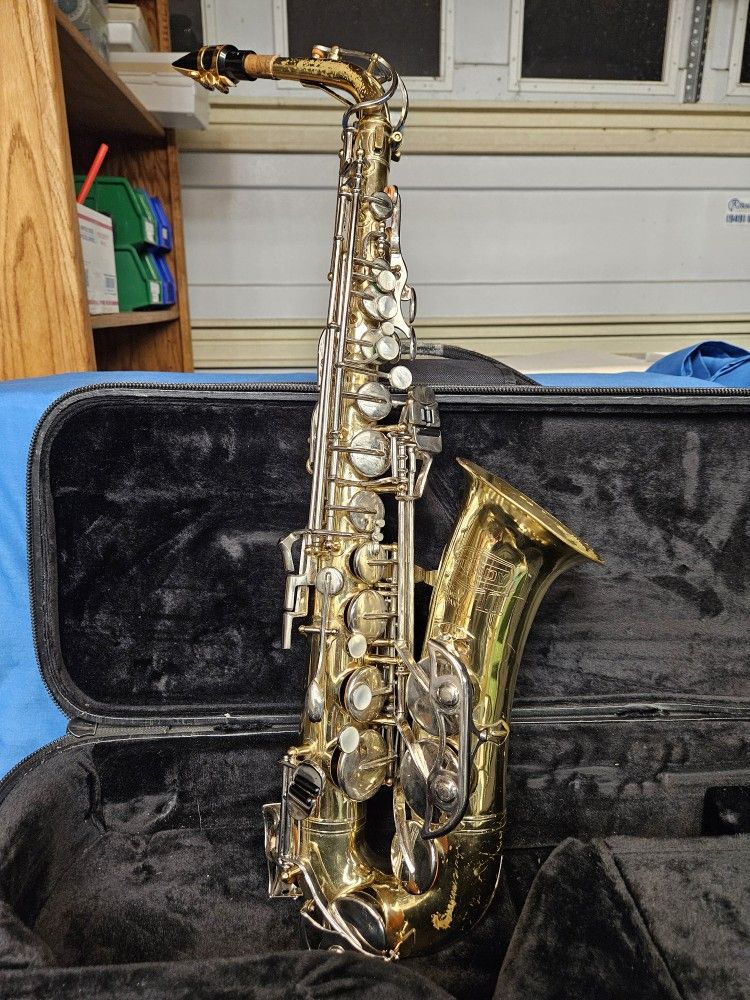 SELMER BUNDY II ALTO SAXOPHONE WITH  CASE
