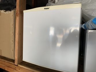 Miniature countertop refrigerator