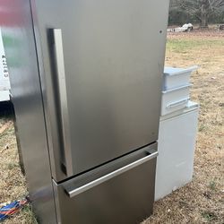 Hisense 17.2-cu ft Counter-Depth Bottom-Freezer