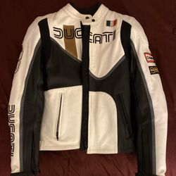 Dainese Ducati Isle of Man Leather jacket in women's size 42. This jacket comes with armor and inner liner.