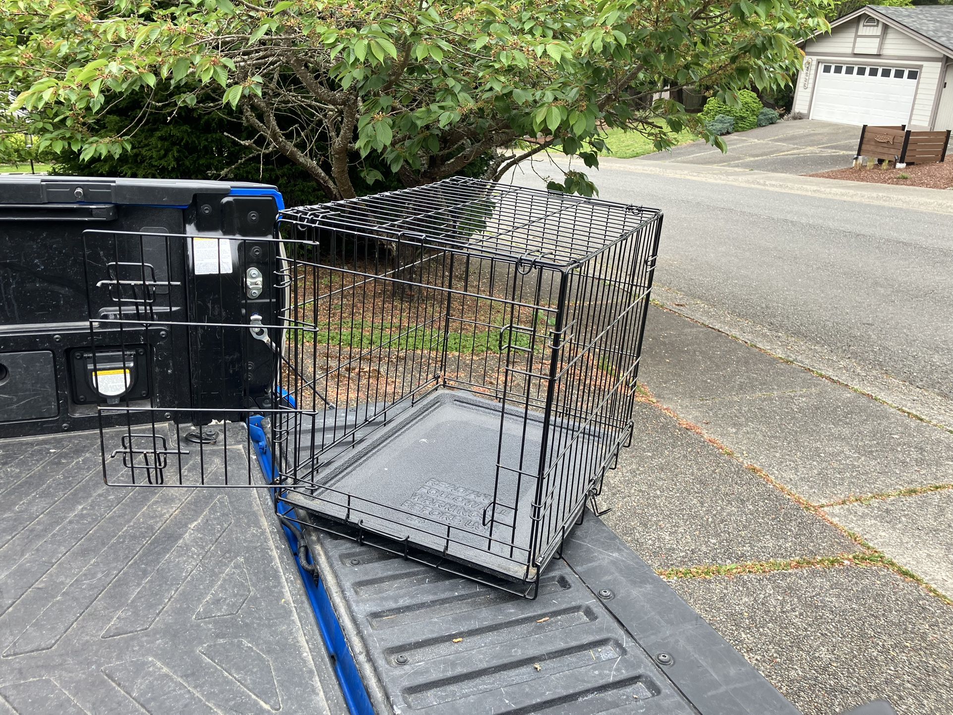 Small Dog Puppy Rabbit Kennel Crate Collapsible like New 24” L by 17”W 19”