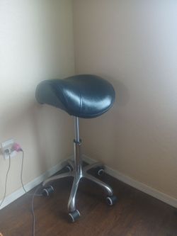 Ergonomic saddle chair