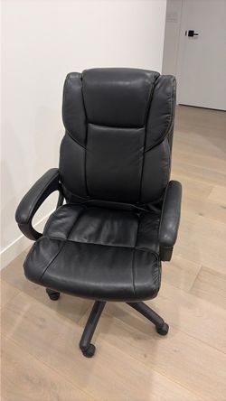 Staples Kelburne Executive Office Chair – Good Condition