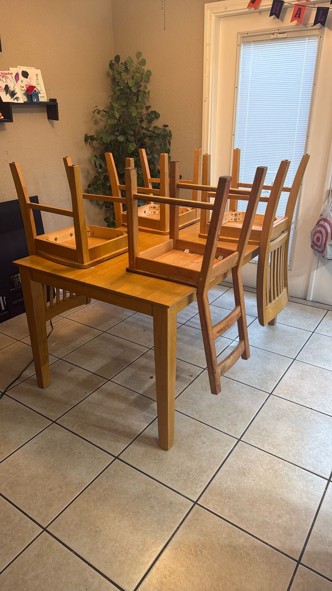 Dining Room Table & Chairs 