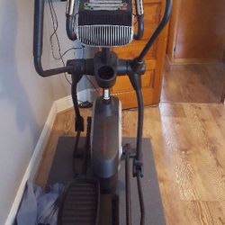 PRO-FORM 720 ENDURANCE ELLIPTICAL MACHINE (LIKE NEW & DELIVERY AVAILABLE TODAY) 