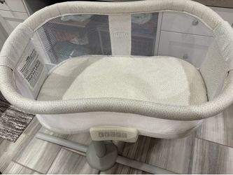 Halo swivel bassinet