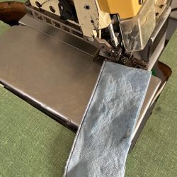 Máquina Industrial orleadora marca Yamato 3 Hilos