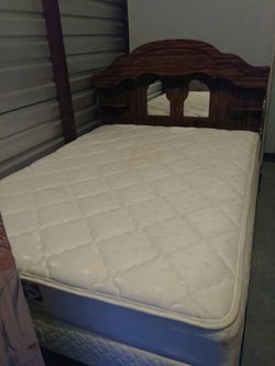 Buena cama queen size colchones y rieles con cabesera usada con detalles for in El Paso, TX - OfferUp