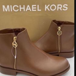 Michael Kors heel ankle boots- Women's - Black/Brown size 8 (No Box) I will provide a Michael Kors dust bag  serious inquiries only  Pick up location 