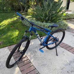 2021 Trek Marlin 6 – Blue (Excellent Condition)