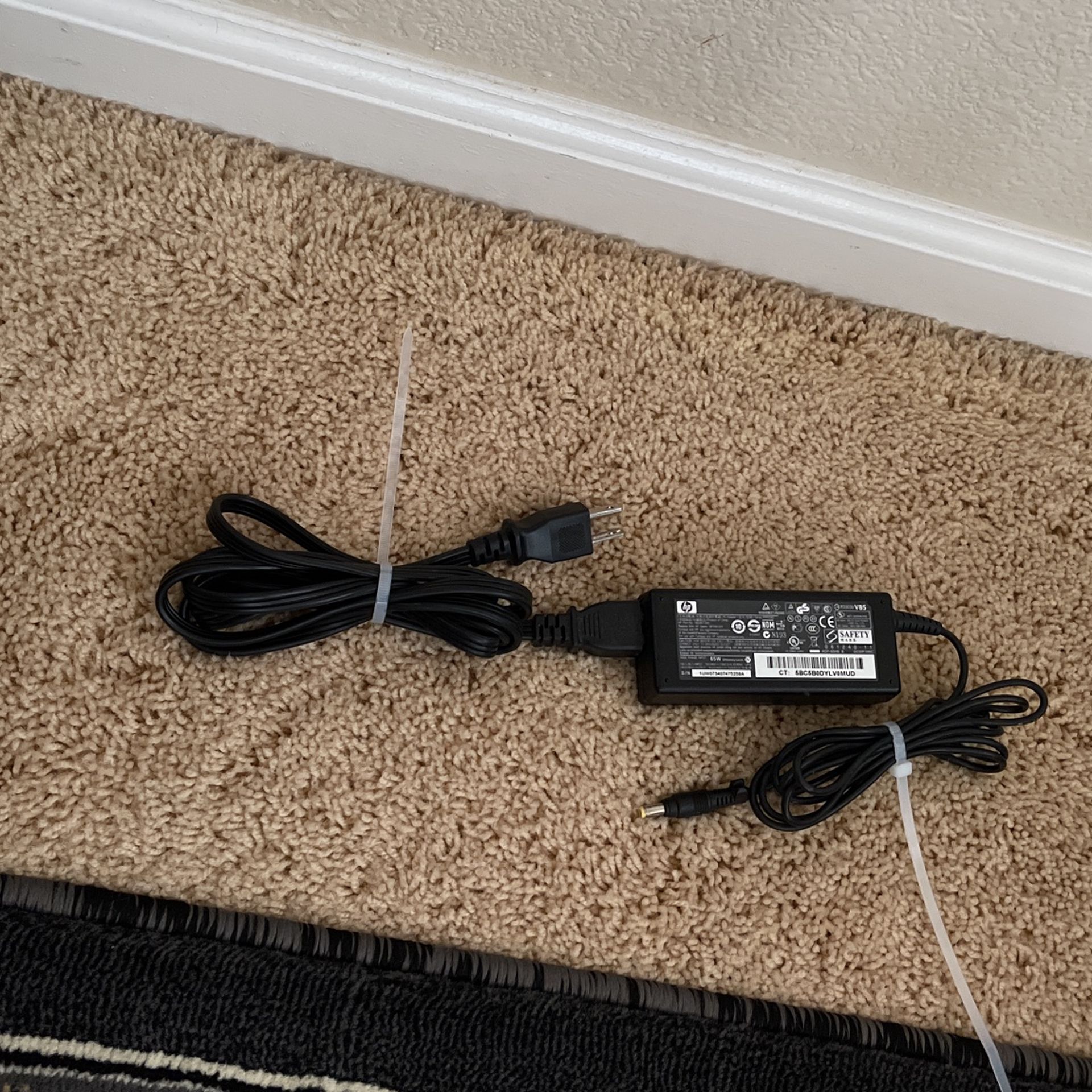 Genuine HP Mini 30 AC Power Adapter 1000 Notebook Compaq 700 Netbook 19V 1.58A