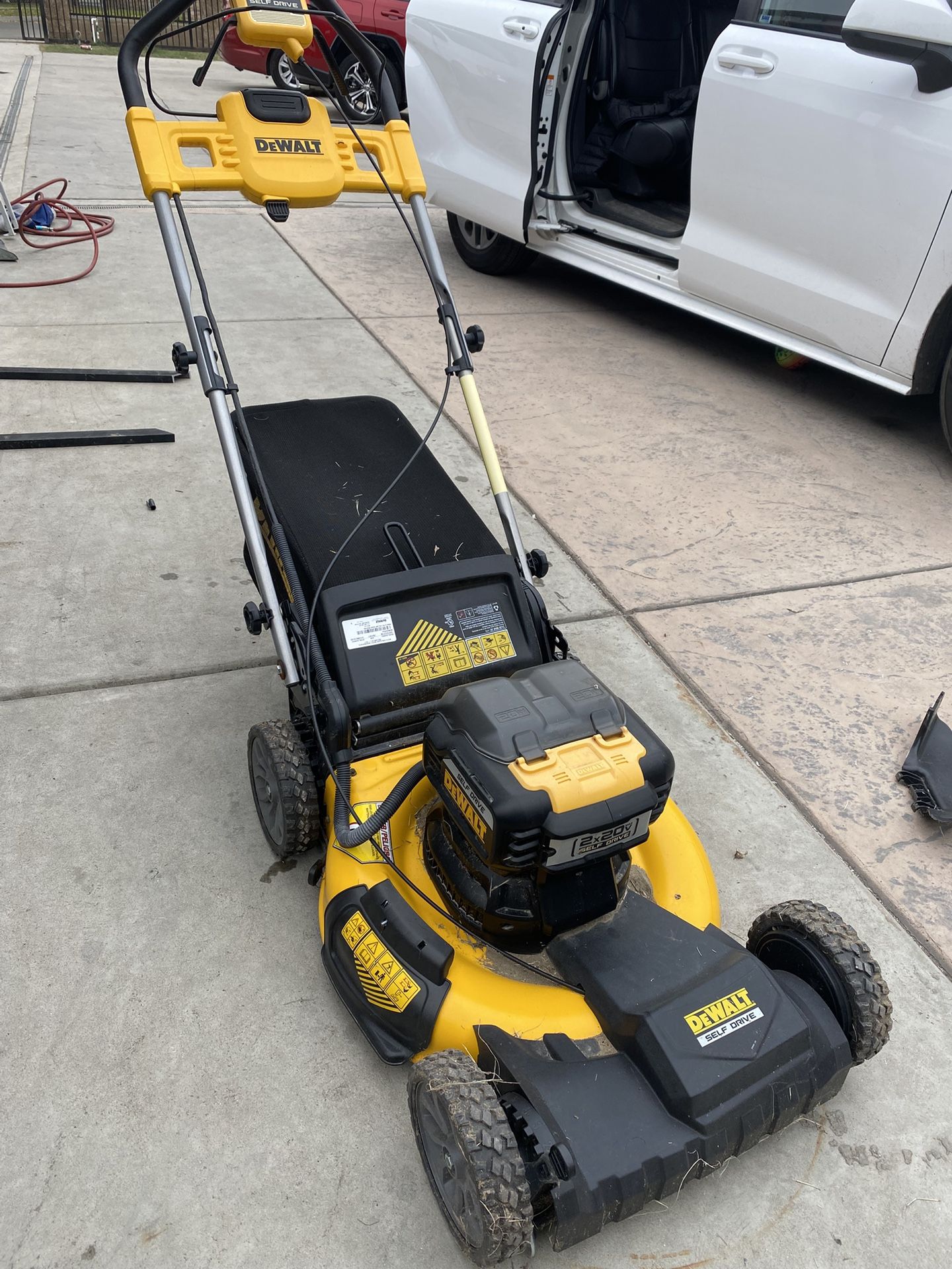 DEWALT 20V MAX 21.5 in. Battery Powered Walk Behind Self Propelled Lawn Mower