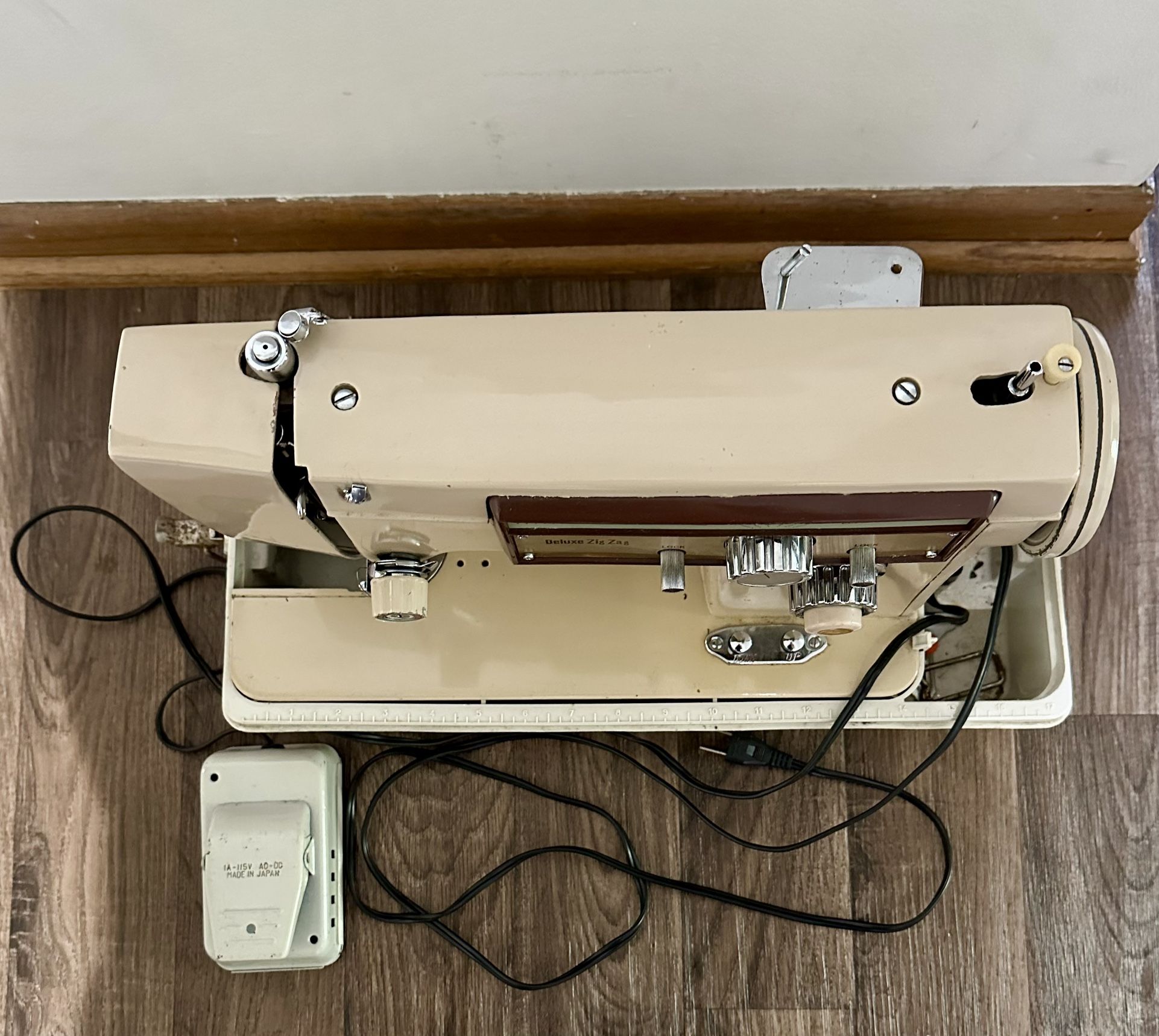 Vintage Deluxe Zig Zag Sewing Machine