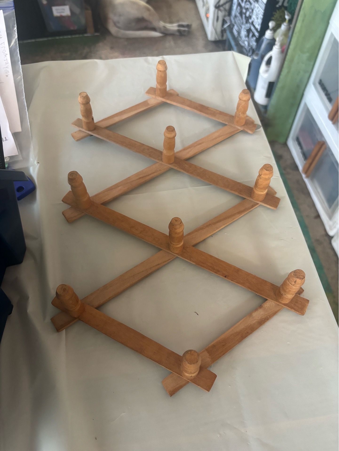 Wooden expandable wall hanger
