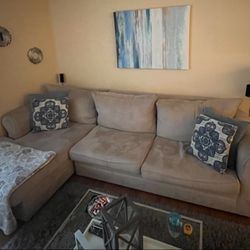 Small Sectional Sofa with Pull-Out Bed – Great Condition, Comfortable and Space-Saving!