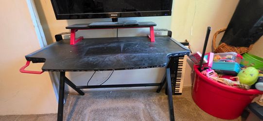Respawn Gaming Desk
