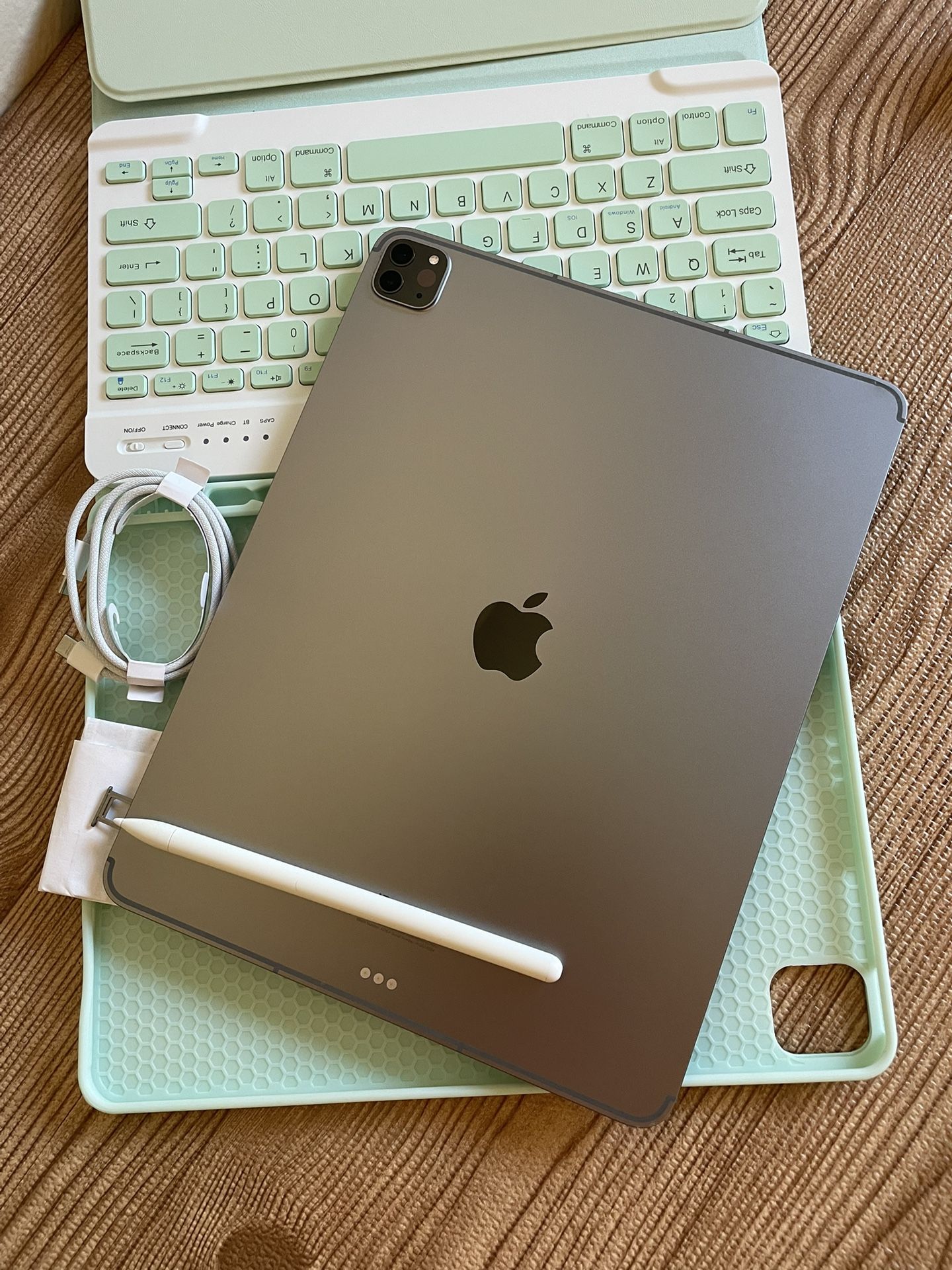 iPad Pro 12.9” (M2 chip / 2022 model) 6th Generation WiFi + 5G cellular with  keyboard, & Accessories 