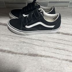 Used OLD SKOOL V Black And White ,( Size 8 ) No Box Included 