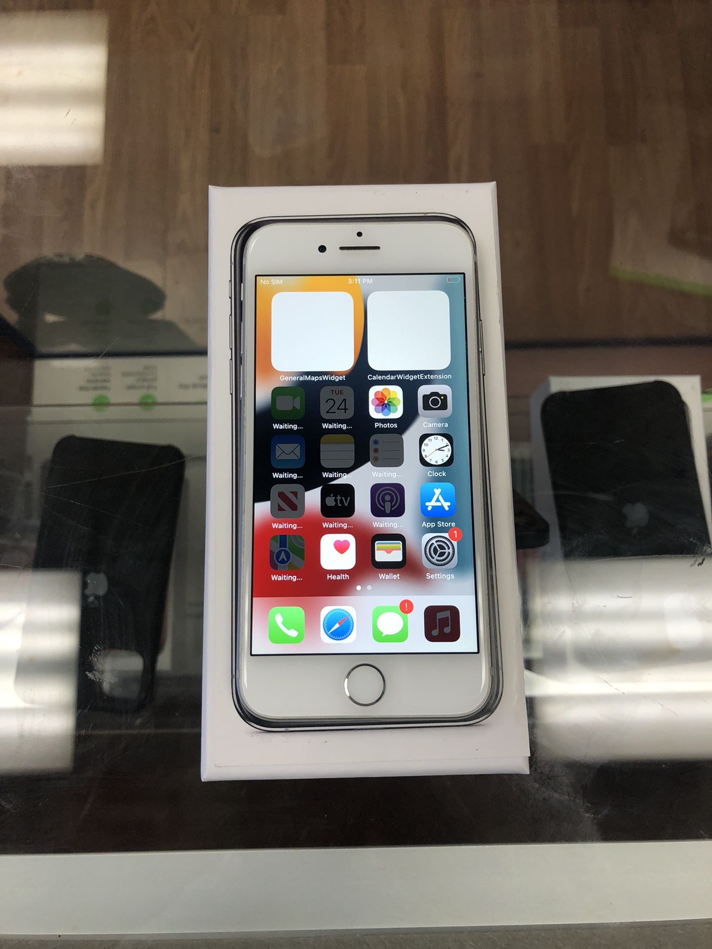 iPhone 8 Silver Factory Unlocked ! 60 Days Manufacture Warranty !