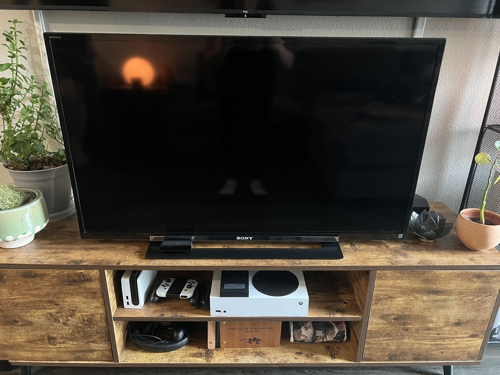Sony 40 Inch TV + Roku