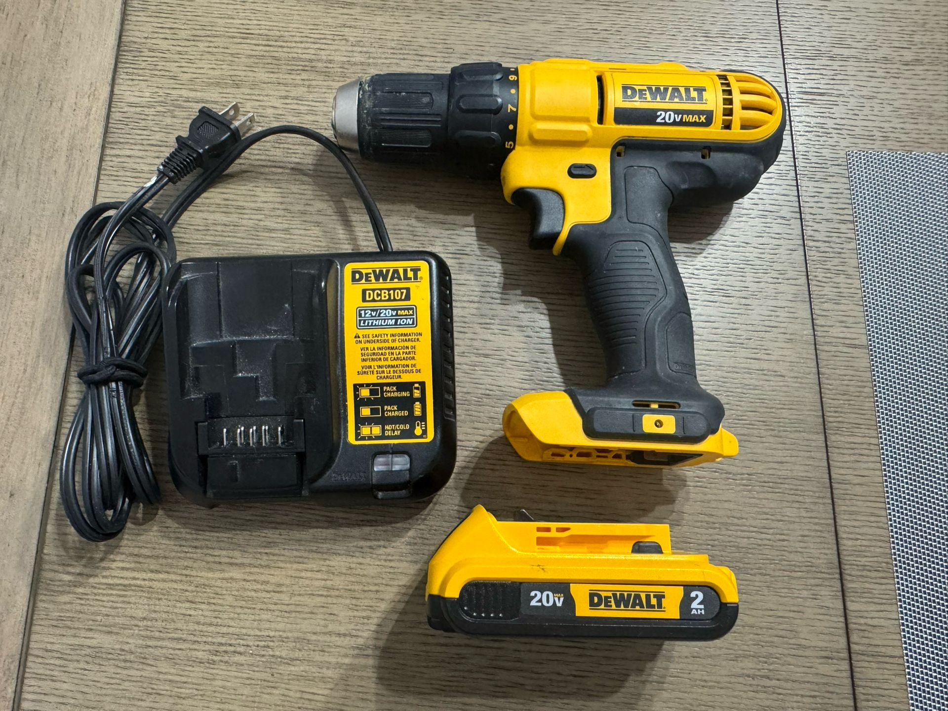 Dewalt 20v Cordless Drill W 20v Battery & Charger