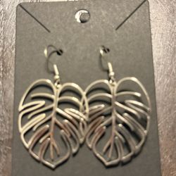 New Assortment Of Style And Designs Of Dangling Earrings Prices Is For Each