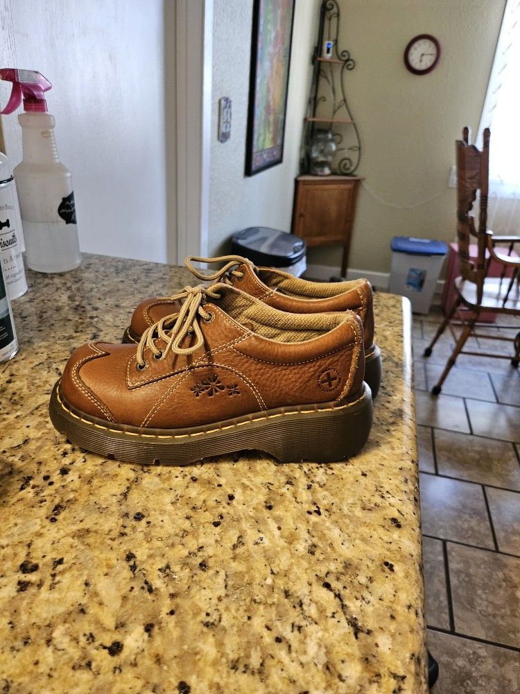 DR MARTINS. SIZE 7