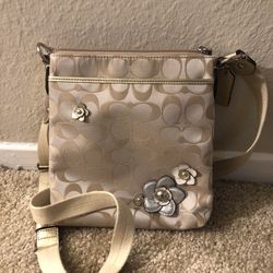 Coach signature crossbody daisy canvas bag