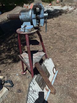Large vise on wheels tripod
