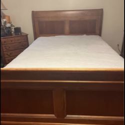 Beautiful vintage Queen slay bed