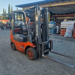 FORKLIFT TOYOTA 5000 LBS