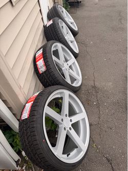 Very nice condition 20” rohana wheel brand new tires
