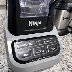 26Ninja BL610 Professional 72 Oz Countertop 1000-Watt Base and Total Crushing Technology for Smoothies, Ice and Frozen Fruit, Black, Blender + Pitche