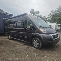 USED LIKE NEW CLASS B WITH SOLAR. ONLY 4K MILES.