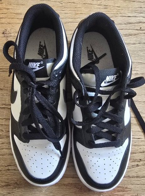 Nike Black And White Size 5.5 Youth